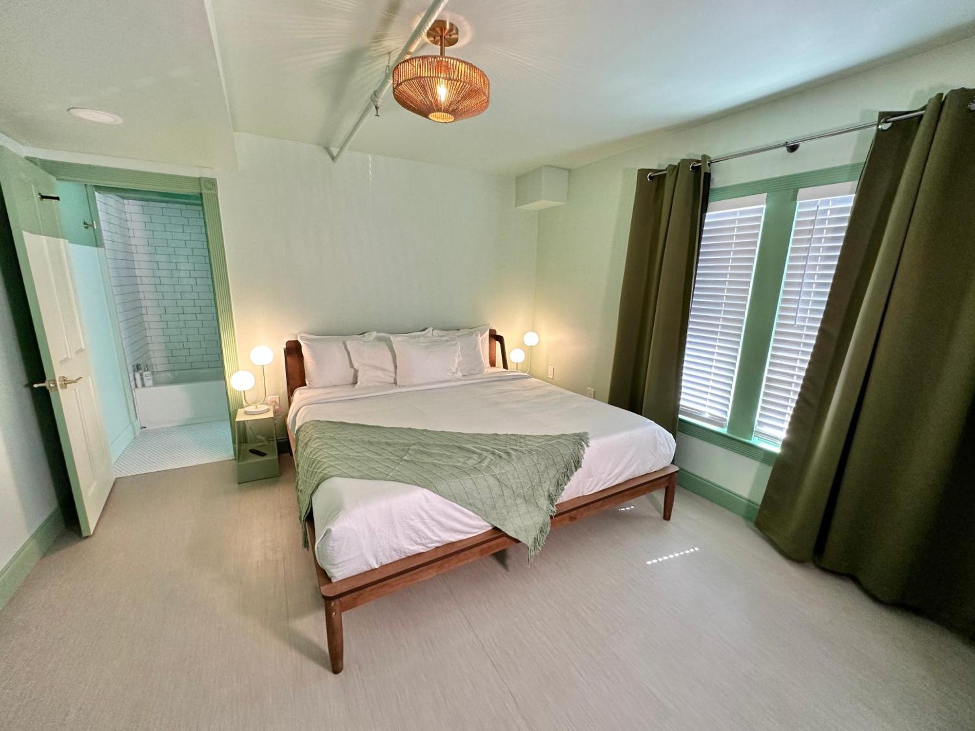 Peninsula Bed & Cocktails Hotell Gulfport Exteriör bild